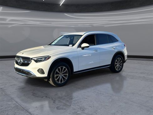 Used 2025 Mercedes-Benz GLC 300 4MATIC image 3