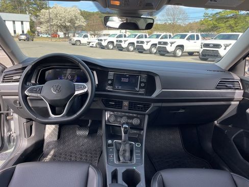 Used 2023 Volkswagen Jetta SE image 6