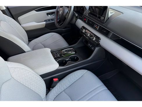 Used 2024 Honda Pilot LX image 19