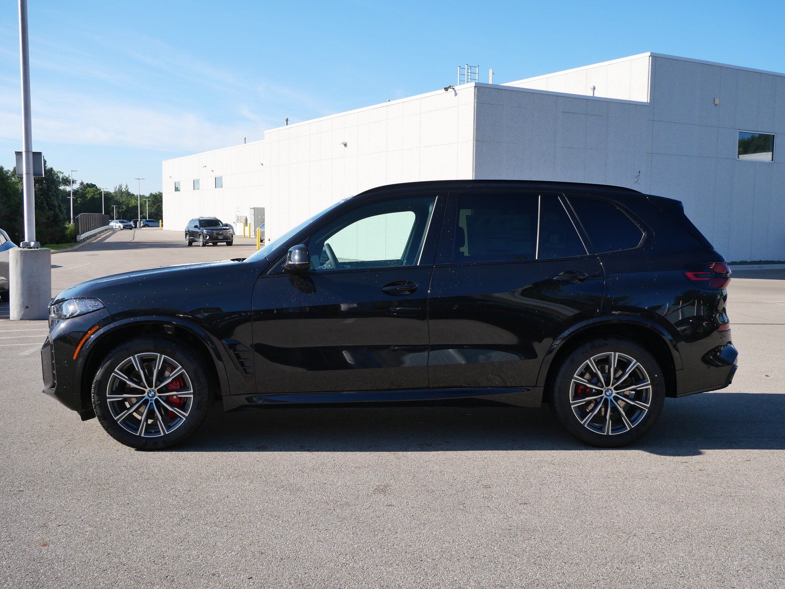 New 2026 BMW X5 xDrive40i w/ M Sport Package AWD/4WD image 3
