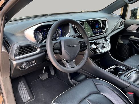 Used 2025 Chrysler Pacifica Limited FWD image 16