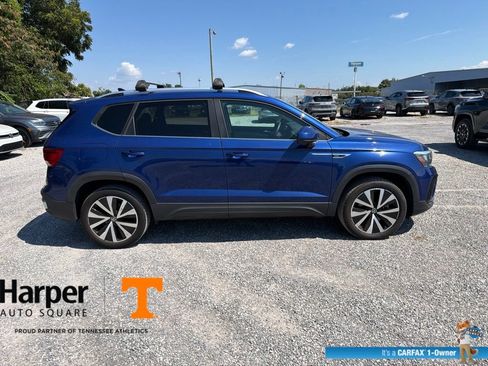Used 2023 Volkswagen Taos SE w/ Panoramic Sunroof Package FWD image 6