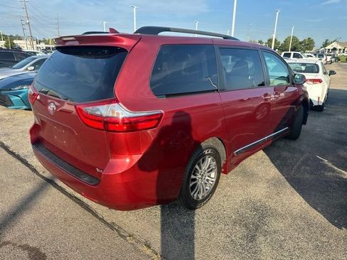 Used 2020 Toyota Sienna XLE w/ Carpet Mat Package FWD image 25