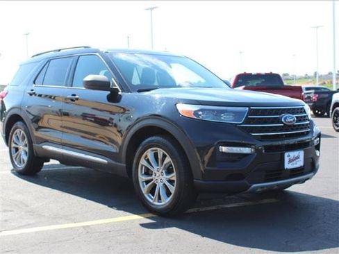 Used 2021 Ford Explorer XLT image 3