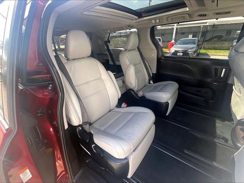 Used 2019 Toyota Sienna Limited Premium FWD image 32