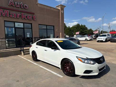 Used 2018 Nissan Altima 2.5 SR w/ SR Midnight Edition FWD image 3