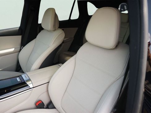 Used 2025 Mercedes-Benz GLC 350e 4MATIC image 10