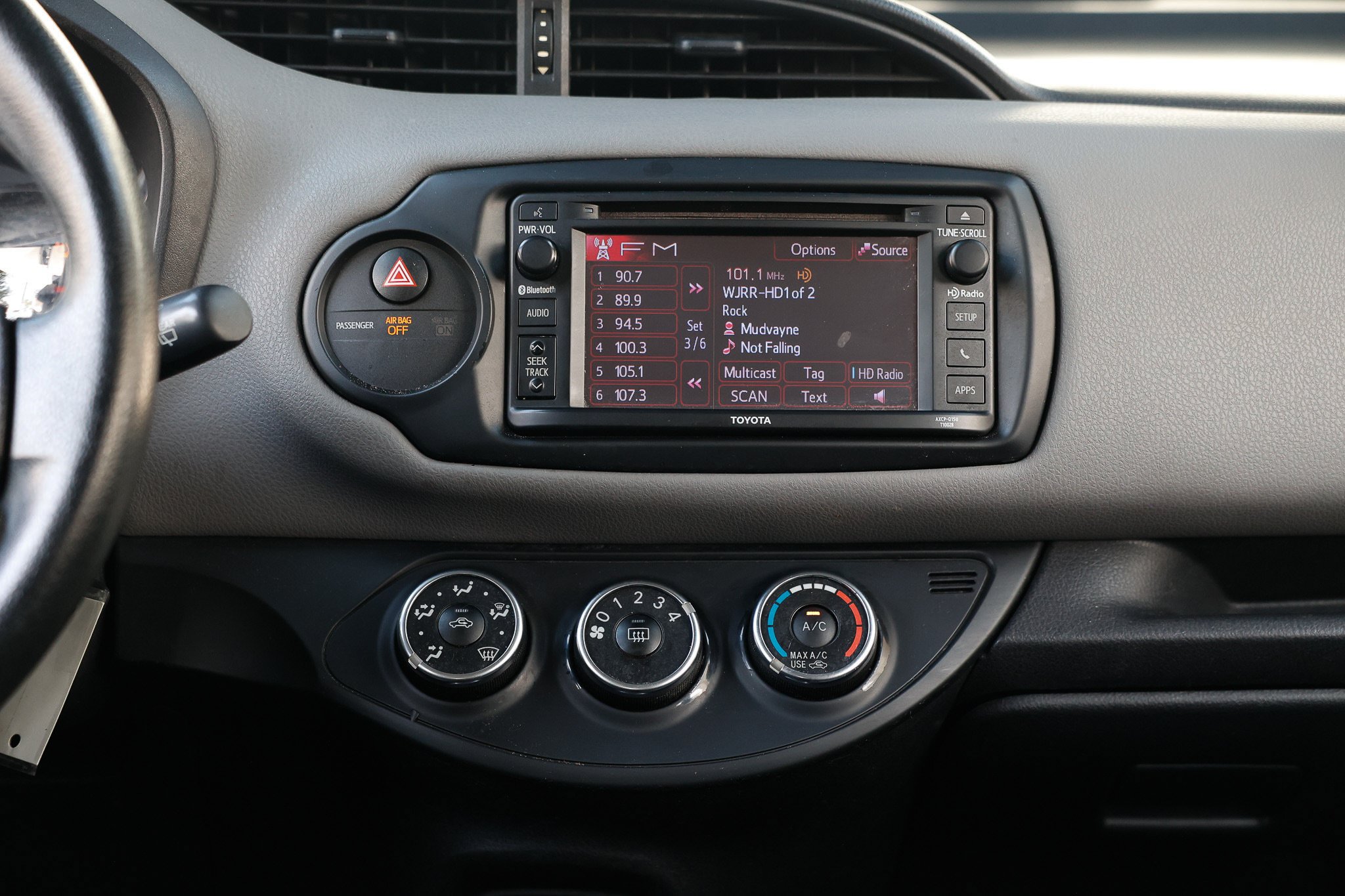 Used 2015 Toyota Yaris L FWD image 30