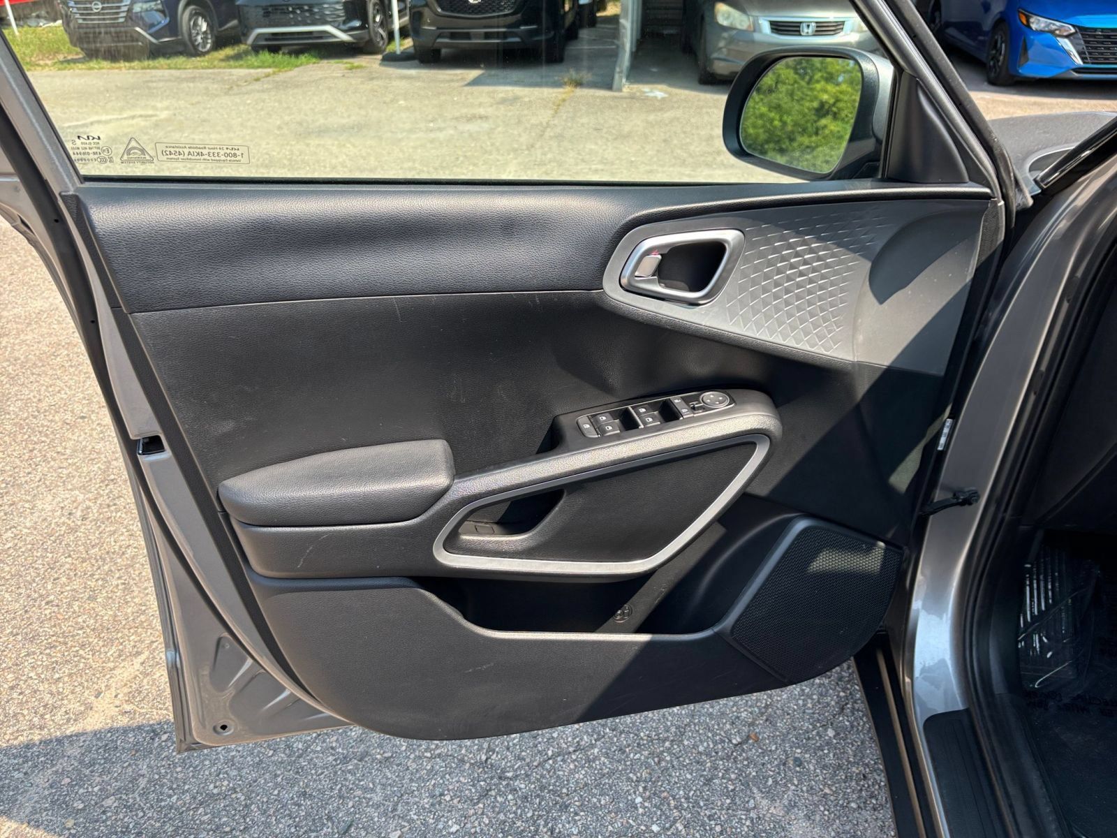 Used 2025 Kia Soul LX w/ LX Technology Package FWD image 18