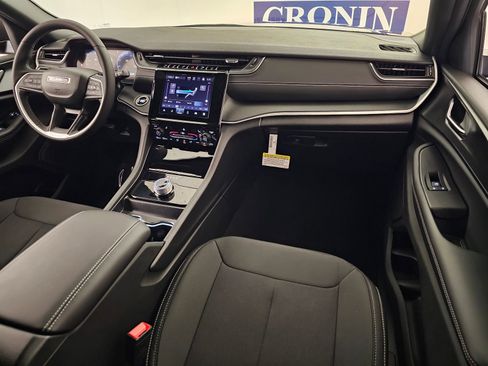 New 2025 Jeep Grand Cherokee Laredo X w/ Luxury Tech Group I image 17