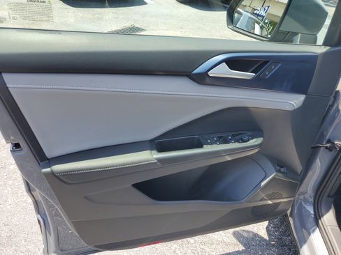 Used 2024 Volkswagen Taos SE w/ Panoramic Sunroof Package FWD image 21