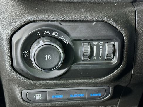 Used 2021 Jeep Wrangler Sahara image 16