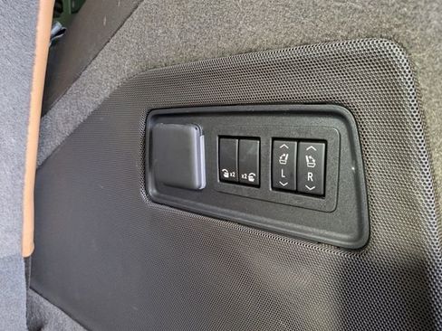 Used 2021 Cadillac Escalade Premium Luxury AWD/4WD image 10