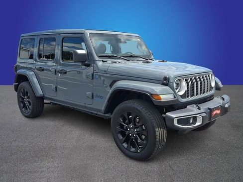 Used 2025 Jeep Wrangler Unlimited Sahara w/ Safety Group AWD/4WD image 3