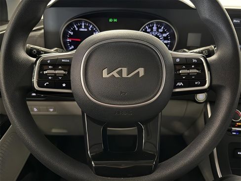 Used 2022 Kia Carnival LX image 20