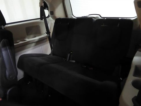 Used 2016 Dodge Grand Caravan SXT image 27