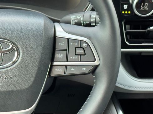 Used 2025 Toyota Highlander Platinum AWD/4WD image 28