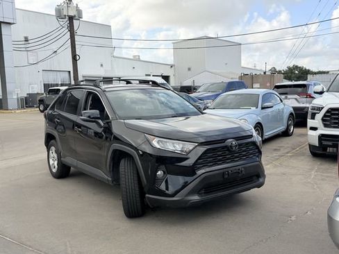 Used 2020 Toyota RAV4 XLE FWD image 3