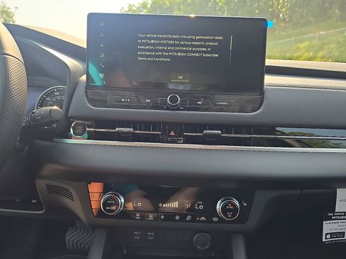 New 2025 Mitsubishi Outlander SE image 19