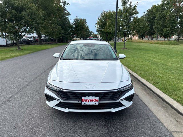 Used 2024 Hyundai Elantra SE FWD image 4