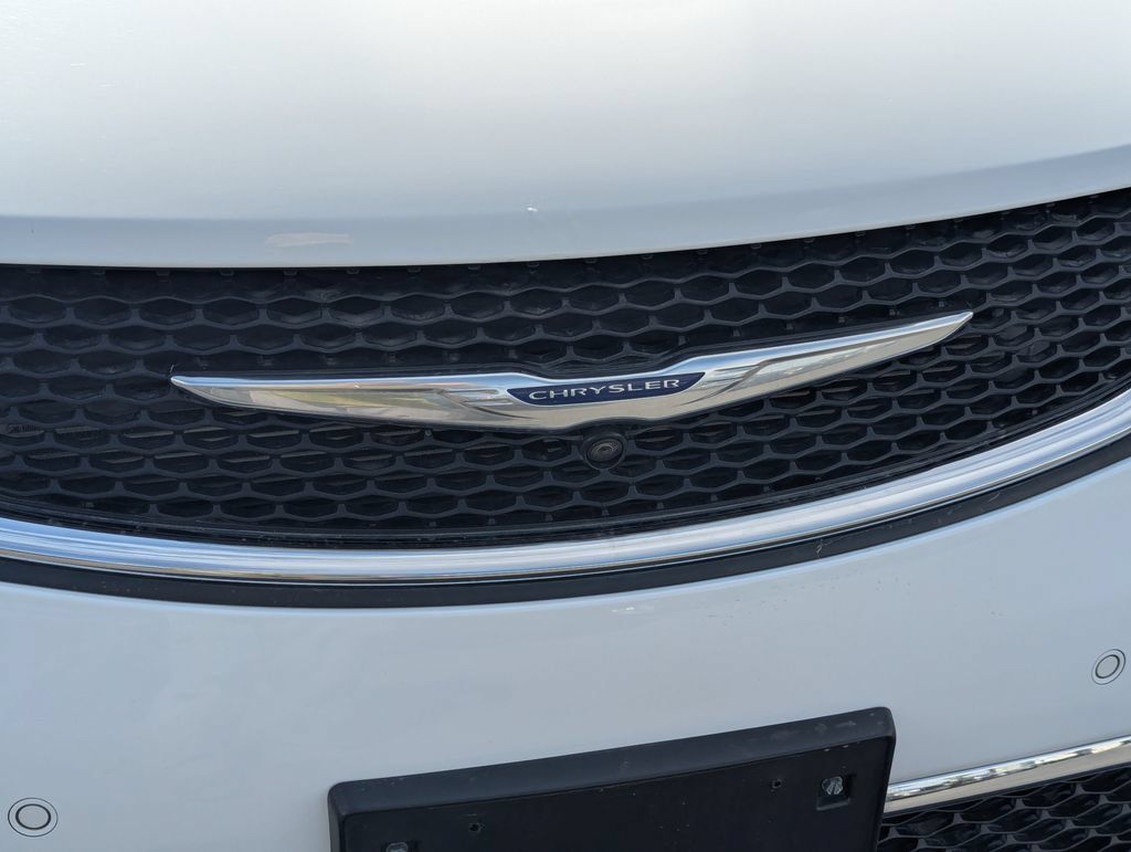 Used 2020 Chrysler Pacifica Touring-L w/ Advanced Safetytec Group FWD image 11