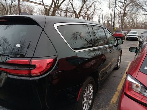 Used 2024 Chrysler Pacifica Touring-L image 4