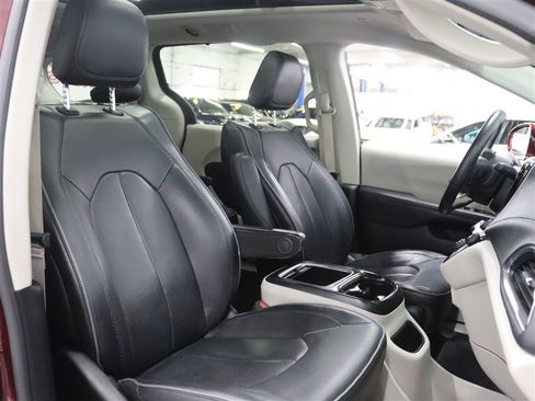 Used 2020 Chrysler Pacifica Limited FWD image 26