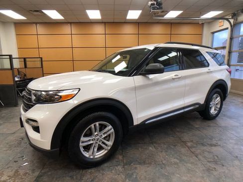 Certified 2024 Ford Explorer XLT w/ Equipment Group 202A AWD/4WD image 3
