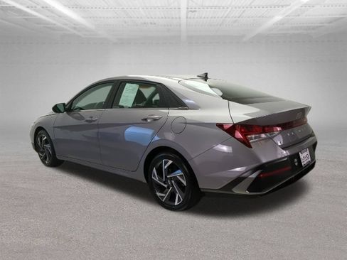 Used 2025 Hyundai Elantra SEL FWD image 5