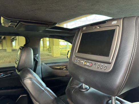 Used 2019 Cadillac Escalade Platinum image 30