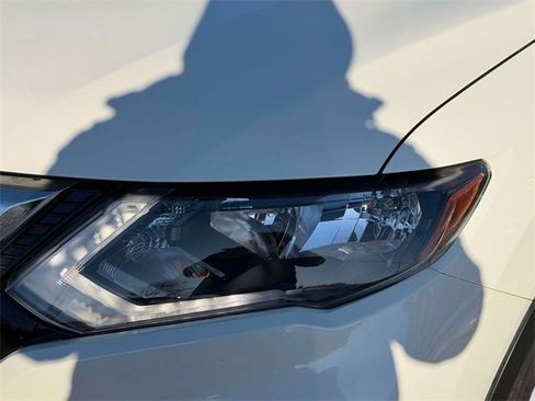 Used 2020 Nissan Rogue SV image 9