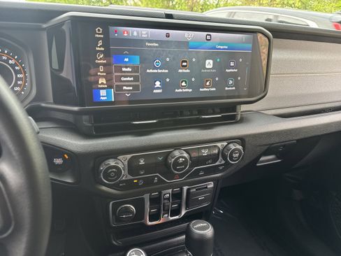 Used 2025 Jeep Gladiator Sport image 14