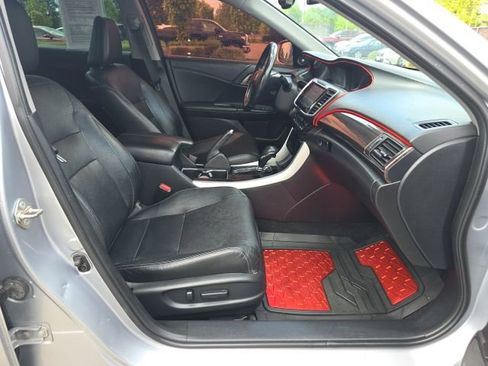 Used 2017 Honda Accord Touring image 9