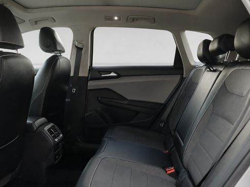 Used 2022 Volkswagen Taos SE w/ Panoramic Sunroof Package FWD image 17