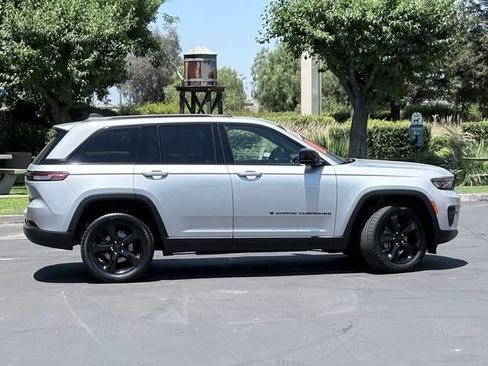 Used 2024 Jeep Grand Cherokee Altitude RWD image 4