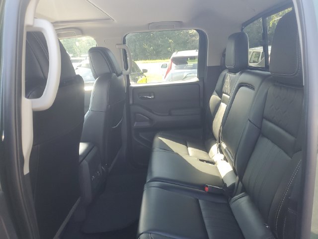 Used 2023 Nissan Frontier SV w/ SV Premium Package RWD image 9