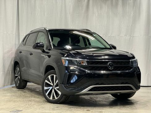 Used 2024 Volkswagen Taos SE image 1