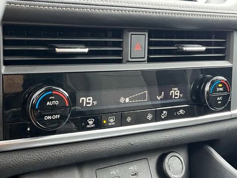 Used 2025 Nissan Rogue SV image 25