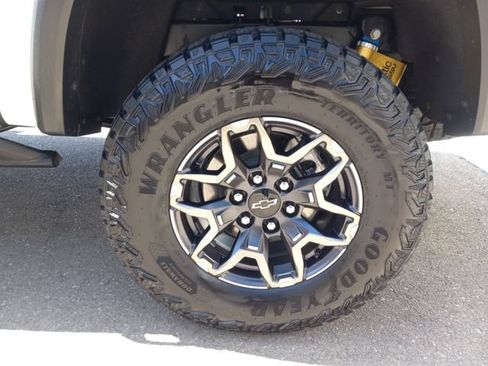 Used 2025 Chevrolet Colorado ZR2 w/ Technology Package AWD/4WD image 36