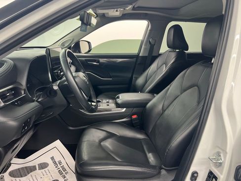 Used 2023 Toyota Highlander Limited FWD image 7