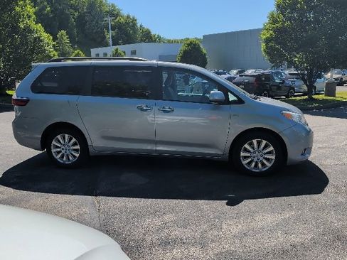 Used 2016 Toyota Sienna XLE w/ XLE Navigation Package AWD/4WD image 4