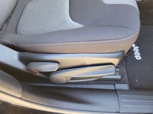 Used 2018 Jeep Cherokee Latitude w/ Mobile Office Group image 35