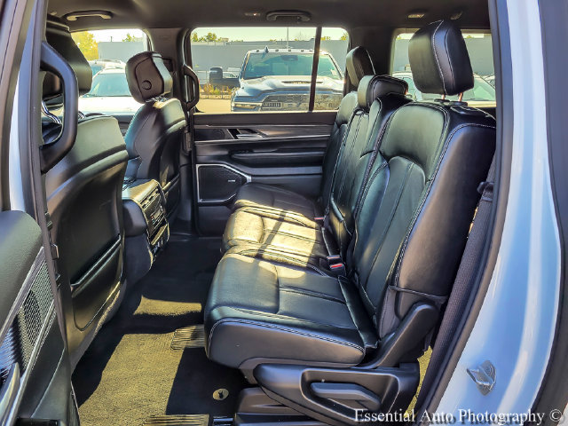 Used 2024 Jeep Wagoneer L Series II AWD/4WD image 10