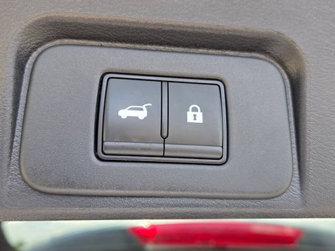 Used 2025 Nissan Rogue SV FWD image 12