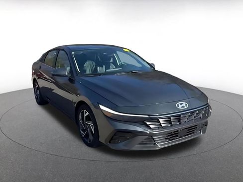 Used 2025 Hyundai Elantra Limited image 3