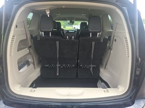 Used 2023 Chrysler Pacifica Touring-L FWD image 11