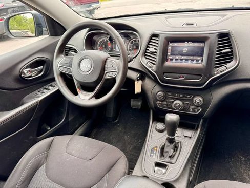 Used 2020 Jeep Cherokee Latitude AWD/4WD image 15
