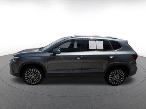Used 2025 Volkswagen Taos SE FWD image 8