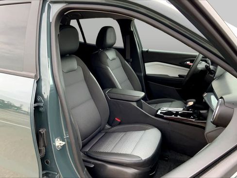 Used 2025 Chevrolet Trax LT FWD image 8