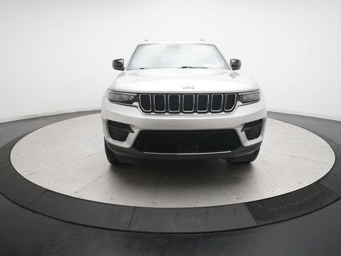 Used 2025 Jeep Grand Cherokee Laredo X w/ Luxury Tech Group I AWD/4WD image 11